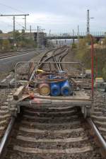 Ein kleiner Gasflaschenwagen steht verwaist am 25.10.2013 gegen 14:03 Uhr in Radebeul Ost, Hhe Rewe Markt.