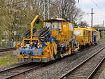 Eine Schotterplaniermaschine SSP 110 SW und eine Universalstopfmaschine UNIMAT 08-475/4S der Deutschen Gleisbau Union Ende April 2021 bei der Durchfahrt in Wuppertal-Unterbarmen.