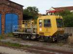 Vor dem alten Lokschuppen in Bergen/Rgen verbrachte dieser Fahrleitungsturmwagen die Nacht.Am Abend vom 18.Juni 2009 habe ich Diesen fotografiert.