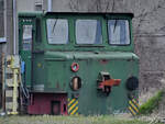 Dieses Akkuschleppfahrzeug stand etwas abseits Mecklenburgischen Eisenbahn- und Technikmuseum Schwerin. (März 2022)