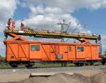 Fahrleitungsmontagewagen der Firma Railsystems (NVR-Nr.: 80 80 977 070808-9) in Aktion bei der Montage der Fahrleitung in Nassenheide am 28.04.2013.