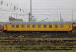 Der Funkmesswagen der DB Kommunikationstechnik GmbH 60 80 09-24 200-9(P)296.3 stand am 12.12.2020 im Rostocker Hbf.