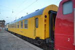 DB Kommunikationstechnik GmbH (Magdeburg Hbf) Funkmessewagen (Messwagen 1)  D-DBKT 60 80 99-24200-0 (P) 296.3 zwischen den Train4Train GmbH, Bodenwerder Loks  111 207-7  (NVR:  91 80 6111 207-7