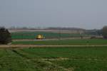 DB GAF 100 R/H auf der Bahnstrecke Friedberg-Hanau (KBS 633) bei Nidderau Ostheim am 20.