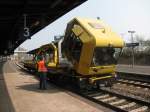 Nach einem Problem der Technik,blockiert der SKL aus Kirn/Nahe Gleis 3 des Bf Bad Kreuznach.Kurz vor dem Bahnsteig ist der Motor abgesoffen.Mit etwas Kraft konnten die Beifahrer des SKL´s die Gertschaft doch noch ein Stck weiter schieben.
Es stellte sich raus das der Dieselfilter zu war nach 3 Stunden des Rtselns konnte das Gleis wieder freigegeben werden.