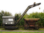 Ein alter Eisenbahndrehkran & Schüttgutwagen mit dosierbarer Schwerkraftentladung steht auf dem Gelände des sächsischen Eisenbahnmuseums in Chemnitz-Hilbersdorf. (September 2020)