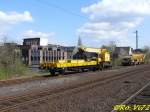 Gleisbauschienenkran d. Firma Heitkamp und eine Gleisbaumaschine v. Schweerbau. Links im Hintergrund die ehemalige Landeszentralbank Gelsenkirchen. Gelsenkirchen Hbf. 12.04.2008.