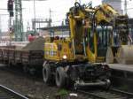 Gleisbagger mit vierachsigem Niederbordwagen durchfhrt den Bremer Hauptbahnhof. Foto: 03.11.2008