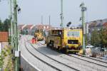 Im Hintergrund eine Schotterplaniermaschine und im Vordergrund eine Gleisstopfmaschine beim zweigleisigen Ausbau der Strecke Bblingen-Renningen.
