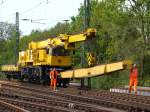 Schienenkran  Duisburg  von der DB Bahnbaugruppe am 25.04.2009 beim Austausch einer Weiche in Aachen West.