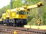 Schienenkran  Duisburg  von der DB Bahnbaugruppe am 25.04.2009 beim Austausch einer Weiche in Aachen West.