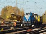 V104 der Rurtalbahn, eine MaK DH 1004, zieht einen Schotterpflug und eine Gleisstopfmaschine langsam an der Baustelle in Herzogenrath an dem 150 to.