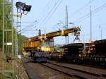 Ein 50to Kran der Firma Schweerbau verld am 17.04.2011 in Aachen West 15m lange Gleisjoche auf einen Bauzug. Hinter dem Kran trennt ein Team die Schienen mit einem Brenner am Schienenfu und Steg. Der Schienenkopf bleibt intakt, weil der Kran zum beladen noch der das Gleis fahren mu. Die Schienenkpfe werden mit einem Zweiwegebagger, der am Gleisende im Schotter steht gebrochen, indem er das Joch aus dem Schotter hebt. 