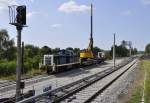 06.08.2014, Berlin, Görlitzer Bahn am S-Bahn-Hp Plänterwald. Die 294 096-3 von Railsystems bespannt einen Bauzug, der Gründungsarbeiten für die Fundamente der neuen Fahrleitungsmasten durchführt. 