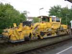 Schotterplaniermaschine der Baufirma Leonhard Weiss vom Typ SSP 110 am 13.09.2003 im Hauptbahnhof Karlsruhe 