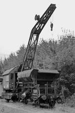 Ein alter Eisenbahndrehkran & Schüttgutwagen mit dosierbarer Schwerkraftentladung steht auf dem Gelände des sächsischen Eisenbahnmuseums in Chemnitz-Hilbersdorf.