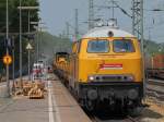 218 287-1 der Bahnbaugruppe mit einem Langschienenentladezug am 22.04.2011 in Aachen West.