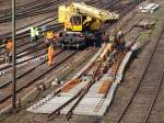 Westbahnhof Aachen am 29.03.2009. Ein 125 to. Gleisbauschienenkran KRC 810T der DB Netz AG Instandsetzung hebt eine 32to. schwere Doppelkreutzweiche an. 