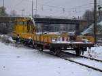 SKL 53 07715 der Eifelbahn Verkehrsgesellschaft (EVG) mit zwei Kleinwagen am 30.11.2010 in Aachen West. Beladen sind die Wagen mit Werkzeug, einer Schiene und Material zum verschweien von Schienen.