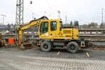 Liebherr 900 Zweiwegebagger am 11.12.21 in Wiesbaden Hbf