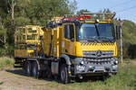 ZW Daimler Arocs 3345 mit Hubarbeitsbühne (D-DB 99 80 9909 002 -4) bei Mukran abgestellt.