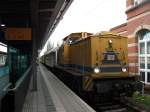 203 310 hngt in Rostock Hbf an einem Zug, den ich  Weien Zug  genannt habe.