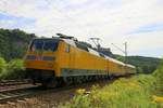 721 101 der DB Fahrwegmessung (DB Netz AG) fährt bei Saaleck auf der Bahnstrecke Halle–Bebra (KBS 580) Richtung Erfurt und fügt sich farblich gut in das Landschaftsbild ein.