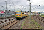 Versorgungssteuerwagen 721 101 (99 80 93 60 007-5 D-DB) der DB Netz AG durchfährt mit einem Messwagen und Schublok 111 059-2 den Bahnhof Stuttgart-Zuffenhausen auf Gleis 4 Richtung Kornwestheim.