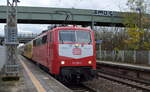 Train4Train GmbH, Bodenwerder mit  111 207-7  (NVR:   91 80 6111 207-7 D-TFT ) und Messwagen +  111 025-3  (NVR:  91 80 6111 025-3 D-TFT ) im Tandem auf ETCS Funkmessfahrt lt. Display hinter der Frontscheibe am 09.11.21 Durchfahrt Bf. Berlin-Hohenschönhausen (Berliner Außenring).