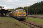 DB 218 392 fährt mit einem Gleismesszug auf der PE von Bad Brambach nach Plauen.