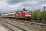 120 501 (die ehemalige 120 153) steht mit einem Mezug zur Erprobung der neuen Vectron-Lok von Siemens am 16.08.2010 im Bahnhof Roth.