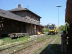 Wegen der Messfahrt am 23.04.2007 musste die normale bergabe in Hirschau aufs Gleis 2 ausweichen. Da der Messzug eine Versptung von ca. 2 Std. hatte, sonnten sich die Eisenbahner der wartenden bergabe in Hirschau whrend der Messzug am Bahnhofsgebude von Hirschau vorberfuhr. Hier kommt er gerade wieder von Schnaittenbach (Strecke Amberg-Schnaittenbach). Wie man sieht war ich leider nicht der Einzige, der diese Messfahrt im Bild festgehalten hatte.