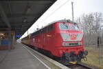 Railsystems RP GmbH, Gotha mit Name: Pidder Lüng  218 402-6   (NVR:  92 80 1218 402-6 D-RPRS ) und einem Messzug der DB Netz AG am 26.01.23 bei der Einfahrt zum Pausieren im Bahnhof Flughafen BER Terminal 5