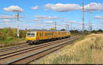 Gelbe Gefahr: Der Steuer- und Versorgungswagen <sup>323</sup> (99 80 9360 003-4 D-DBMP) l�sst sich mit einem weiteren Dienstwagen und Schublok 218 392-9 in Gro�korbetha Richtung Wei�enfels blicken.

🧰 DB InfraGO AG, Maschinenpool
🕓 23.9.2025 | 13:40 Uhr
