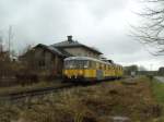 Hier fhrt der Messzug am 06.04.2008 am ehemaligen Gebenbacher Bahnhofsgebude vorbei (Strecke Amberg-Schnaittenbach)