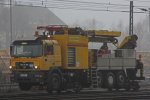 Der NEWAG Fahrleitungsexpress der Europten arbeitet am 22.1.11 bei nieselregen in Duisburg-Entenfamg