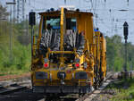 Eine eine Schotterplaniermaschine SSP 110 SW und Universalstopfmaschine UNIMAT 08-475/4S der Deutschen Gleisbau Union Anfang Mai 2021 bei der Durchfahrt in Lintorf.
