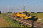 Nachschuss auf eine Schotterplanier- und Profilierungsmaschine Plasser & Theurer SSP 110 SW (Nummer leider nicht bekannt), die gemeinsam mit Universal-Stopfmaschine Matisa B 66 UC (99 80 9124 029-6 D-SBAU) bei Braschwitz Richtung Köthen fährt.

🧰 Schweerbau GmbH & Co. KG
🚩 Bahnstrecke Magdeburg–Leipzig (KBS 340)
🕓 17.6.2021 | 18:59 Uhr