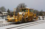 DB Bahnbau Gruppe SSP 304 / 9425 067-2 am 10.02.2021 in Züssow - vom Bahnsteig aus aufgenommen