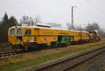 DB Bahnbau Gruppe Gleistopfmaschine P&T STOPFEXPRESS 09-3X  GSM 342  (D-DB 99 80 9121 009-1) und einer Schotterplaniermaschine | Anklam | Dezember 2020