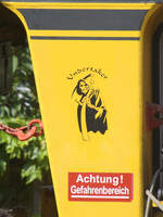 Netter Sticker an der Stopfmaschine 08-275 UNIMAT 3S-Y unterwegs in der Bochumer Innenstadt (Juni 2017)