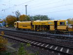 Die Weichenstopfmaschine Uninmat 08 275 3SY (Plasser & Theurer) jetzt in Arbeitsrichtung während des Stopfvorganges im Banhof Darmstadt-Eberstadt am 10. November 2019.