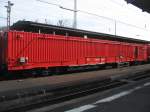 Einer von zwei Transportwagen der DB Notfalltechnik, geschoben und gezogen von zwei Einheiten der BR 714 in Kassel (18.03.2009).