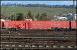 Der Würzburger Tunnelrettungszug (TRZ) am 08.03.2026 bei seiner sonntäglichen Bewegungsfahrt im westlichen Gleisvorfeld des Hauptbahnhofs. Der DB Netz Notfalltechnik Sanitätswagen (99 80 9370 151-9 D-DBMP).