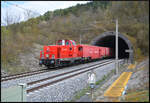 Der Würzburger Tunnelrettungszug (TRZ) am 08.03.2026 bei seiner wöchentlichen Bewegungsfahrt nach Lohr Bahnhof. Standardmäßig sind zwei Lokomotiven der Baureihe 714 an diesem Spezialzug. Die Lok 714 109 (NVR: 9980 9 170 009-1 D-DBMP) führt den Zug bei Leinach aus dem 2.235 Meter langen Espenloh-Tunnel (SFS Hannover - Würzburg), während ihre Schwester 714 107 (NVR: 9980 9 170 007-5 D-DBMP) am anderen Ende nachschiebt. 