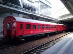 Aufenthaltswagen des Einheitshilfszuges der DB Netz Notfalltechnik im Bahnhof Berlin-S�dkreuz am 24.04.2013. Eigentlich war ich gar nicht wegen dieses Zuges da, aber als ich in Lichterfelde Ost beim Warten auf die Regionalbahn h�rte, dass noch vorher eine Zugdurchfahrt zu erwarten war, sagte mir mein Bauchgef�hl, dass ich meine Kamera rausholen sollte. Dann kam tats�chlich dieser Hilfszug mit  BR 143 812-6, einem Energieversorgungswagen, Ger�tewagen und Aufenthaltswagen. Der Zug fuhr danach r�ckw�rts aus dem Bahnhof heraus ins Bahnhofsvorfeld, ich konnte ihn aber dann obwohl ich auf der Br�cke direkt neben der Strecke stand, den Zug nicht nochmal fotografieren, da ein gleichzeitig ausfahrender ICE die Sicht versperrte. Leider auch kein Bild von vorne da es gegen die Sonne war und somit �berbelichtet.