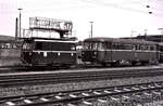 DB-Schwerkleinwagen Robel Klv 61-9127 und daneben der Uerdinger Schienenbusbeiwagen 998 105-1 vor dem Bahnbetriebswerk Trier (DB).