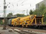 Zwei brandneue Plasser & Theurer MFS-100 Materialfrdereinheiten am 22.07.2011 in einem Gterzug von Gremberg nach Aachen West und weiter nach Antwerpen.