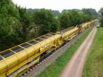 Bunker-Schttgut-Wagen einer Schotterbettreinigungsmaschine der sterreichischen Firma Plasser&Theurer, hier im Einsatz auf der BSB-Strecke zwischen Gottenheim und Hugstetten,Aug.2013