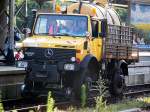 Mitarbeiter der DB fahren mit einem Unimog und sprhen rechts, links und zwischen den Gleisen Unkrautvertilgungsmittel im Bahnhof von Stralsund